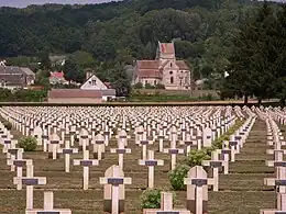 Nécropole nationale de Soupir, au fond l'église de Soupir.