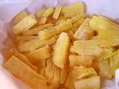 Lamelles de manioc frites.