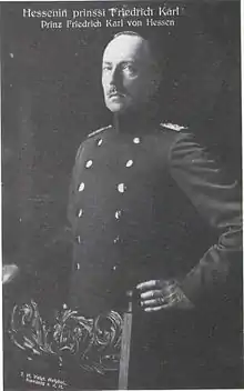 photo en pied en noir et blanc d'un homme en tenue de militaire portant une moustache