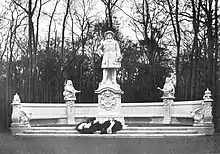 Vue du monument n°25 avec le grand-électeur du Brandebourg, Frédéric-Guillaume. On remarque des gerbes au pied de la statue.