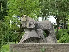 Fries paard met veulen en kind, statue créée par Anne Woudwijk en 1986, à IJlst.