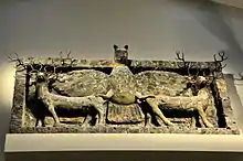Représentation du démon Imdugud (Anzu) en aigle léontocéphale, cuivre sur support en bois. Tell Obeïd, v. 2500 av. J.-C. British Museum.