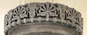 Motif du pilier d'Ashoka de Allahabad, vers 250 av. J.-C. Bandeau de palmettes et de lotus, similaire à des bandeaux hellénistiques tel que les bandeaux de Dydima ou les frises de Delphes.