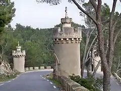 Sur la route d'accès à l'abbaye s'étend un chemin de croix constitué par des tourelles.