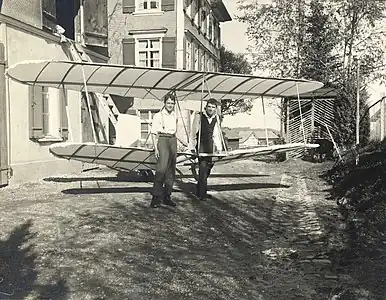 Kurt Rothenberger (à gauche) et Helmut Berg (à droite) avec leur hängegleiter «Chögli» fait maison selon les plans de Hermann Aecherli