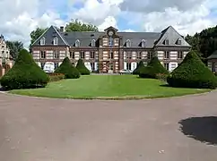 Château de Friville, anciennement "La Maison des Petits" de 1935 à 1964, cédée à la Chambre Syndicale du Vimeu, transformée en maison de retraite.