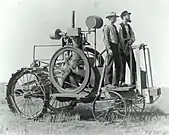 Le tracteur Froelich, premier tracteur à moteur à explosion produit industriellement, 1892, Iowa, États-Unis.