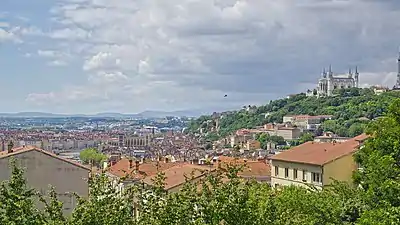 La colline de Fourvière prise depuis la colline de La Croix-Rousse, avec le Vieux-Lyon et la Saône au centre-gauche ; et les monts du Pilat en arrière-plan.