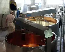 L'étape de caillage à la fromagerie de Gruyères, Suisse.