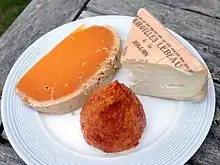 Assiette contenant une tranche de mimolette, un quart de maroilles et une boulette d'Avesnes