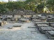 Dans les montagnes, l'ensemble et le stupa principal en ruines, entouré des plateformes des petits stupas.