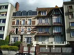 Au début du XXIe siècle : la villa Beau Rivage (à droite) a succédé entre les deux guerres à l'ancien hôtel Beau Rivage.