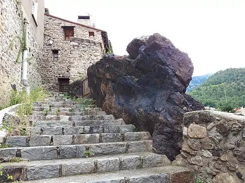 Front de taille de minerai de fer dans le vieux village.