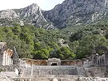 Vue d'un édifice en ruines avec une montagne à l'arrière-plan