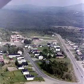 La route 204 contourne le village de Frontenac.