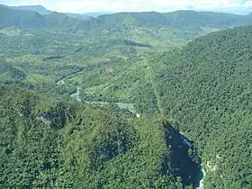 On distingue la limite frontalière au centre, à gauche se trouve le Guatemala.