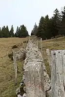 Le sillon droit gravé sur le dessus indique que la frontière continue en ligne droite des deux côtés jusqu'à la prochaine borne.