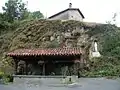 Un lavoir avec la statue du Cœur immaculé de Marie à droite