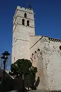 Mur ouest. Remarquer 1°) les 3 arcatures, 2°) à la jonction du toit et du clocher, la trace de la porte pour accéder au donjon.