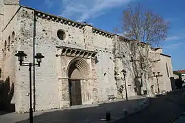 Église Saint-Paul - portail et mur de l'église romane primitive.