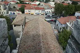 Toit entouré de deux chemins de ronde. La citadelle enveloppe le chevet.