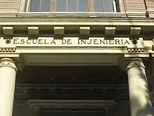 Façade comportant l'inscription « escuela de injeniería » avec un j (aujourd'hui « escuela de ingeniería » avec un g).