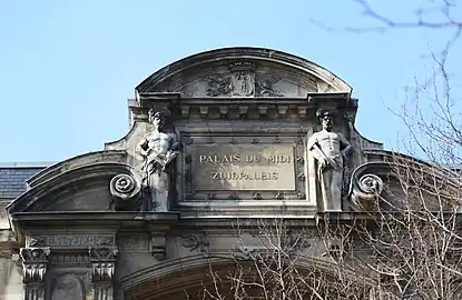 Fronton du « Passage du Travail » dans le Palais du Midi.