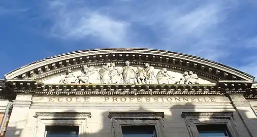 Allégorie de l'Instruction publique (1872), fronton de l'Ecole philomathique de Bordeaux, Bordeaux, rue Abbé de l’Épée.