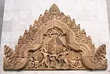 Les asura (démons) se disputent l'apsara Tilottama. Fronton; porche ouest du gopura III, est de Banteay Sreiv. 967. Grès. H. 195 cm. Musée Guimet