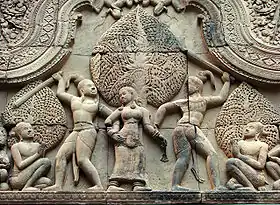 Fronton. Les asuras Sunda et Upasunda se disputant l'apsara Tilottama. Cambodge, Banteay Srei, vers 967. Grès. Musée Guimet