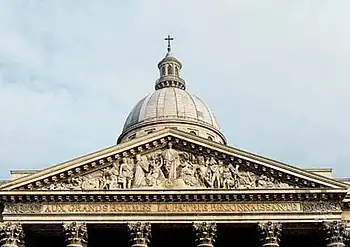 Fronton historié du Panthéon de Paris. Les rampants et la corniche sont ornés de modillons d'aplomb.