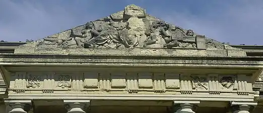 Détail de la corniche et du fronton du château d'Issy, remontés au musée Rodin de Meudon.