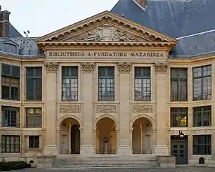 Fronton de la bibliothèque Mazarine à Paris, à laquelle a été léguée une partie des archives et de la bibliothèque de Faugère.