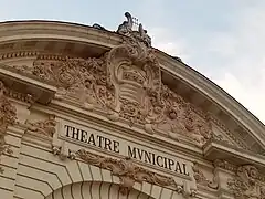 Lyre et blason de la ville de Castres sur le fronton du Théâtre.