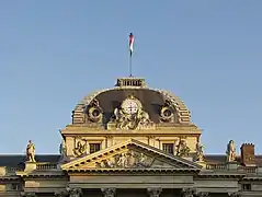 Sur le fronton del'École militaire de Paris.