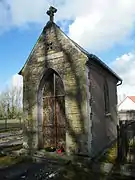 Une chapelle dans le cimetière.