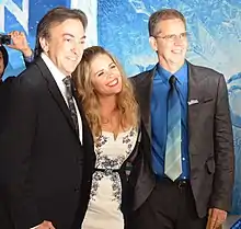 Peter Del Vecho, Jennifer Lee et Chris Buck (de gauche à droite) pris en photo à l'avant-première au El Capitan Theatre.