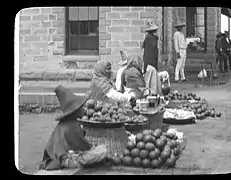 Vendeurs de fruits à la gare avant 1901.