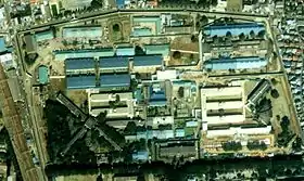 Vue aérienne de la prison de Fuchū, à côté de laquelle commence le braquage