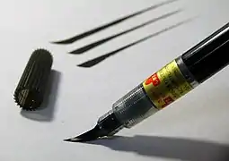 Fude pen (筆ペン), (stylo-pinceau en japonais) de Pentel à cartouche d'encre et pointe synthétique.