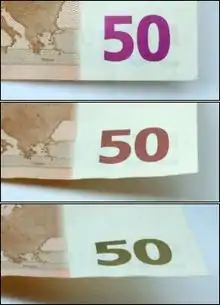 Trois vues de la partie inférieure droite du dos d'un billet de 50 euros. Le nombre 50 est rose, orangé puis olive lorsque l'inclinaison augmente.