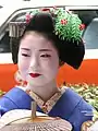 Coiffure de juin d'une maiko avec kanzashi de saule.