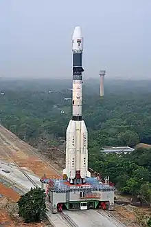 La plateforme de lancement mobile du lanceur indien GSLV se déplace sur des rails.