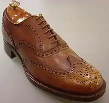 Le marron est une couleur standard pour les chaussures d'homme
