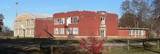 L'auditorium, l'école et la cafeteria.