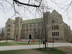 Photographie de face d'un bâtiment scolaire du Boston College.