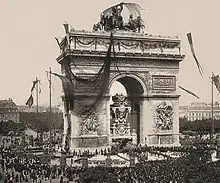Triomphe de la Révolution, groupe monumental représentant un char tiré par des chevaux s’apprêtant à « écraser l’Anarchie et le Despotisme », est installé au sommet de l’arc de triomphe de l'Étoile à Paris de 1882 à 1886. Il est visible sur cette photographie prise durant les funérailles de Victor Hugo, le 31 mai 1885.