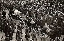 Le cortège funèbre du roi parcourt la ville de Bruxelles, son cercueil est posé sur un affût de canon tiré par des chevaux