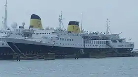 Photographie en couleurs des navire de croisière Funchal et Porto désarmés à Lisbonne en février 2016