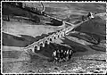 Image prise en mai 1942. On observe au premier plan des scolaires en excursion et au fond le pont sur le Pisuerga. Fondation Joaquín Díaz